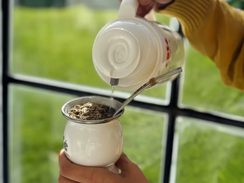 Mucho más que un hábito cultural: qué pasa si tomamos mate cuando hace frío