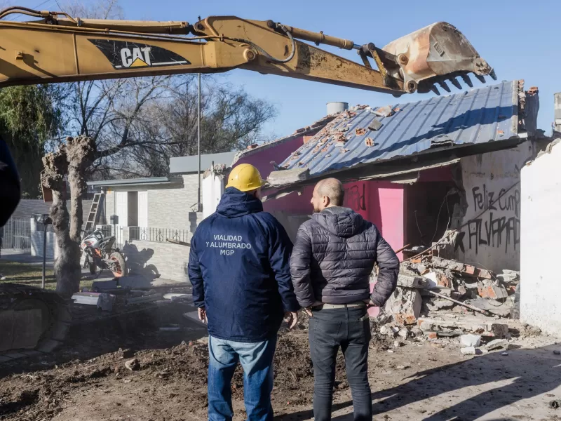 El Municipio de General Pueyrredón derribó un búnker de venta de drogas en el barrio Belisario Roldán