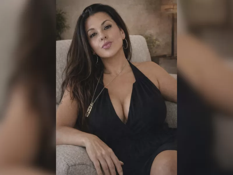 Karen explica su trabajo como médium, reikista y profesora de yoga con eje en el bienestar personal