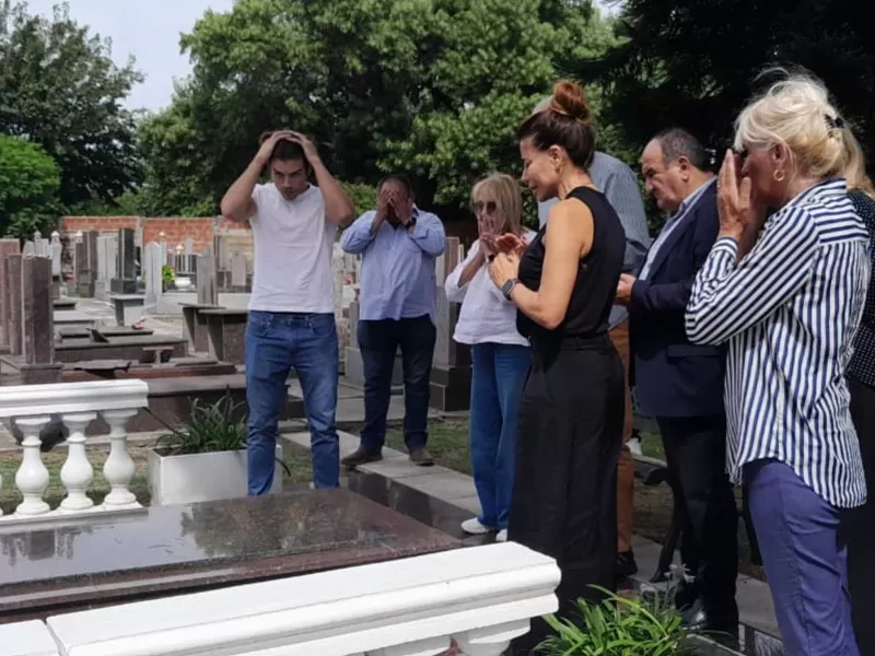 Mercedes Landa rinde homenaje a Carlos Saúl Menem en el Cementerio Islámico de La Matanza