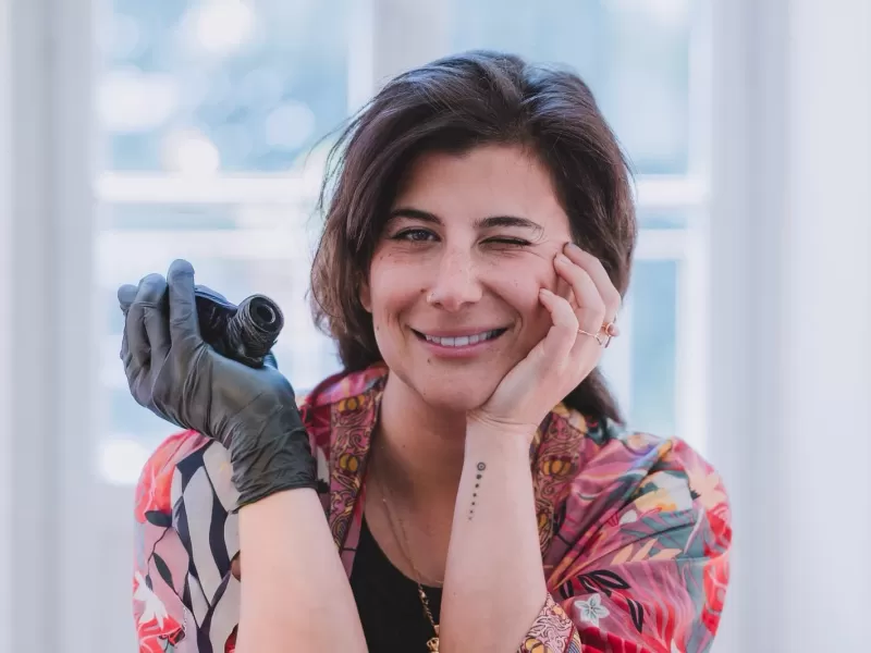 Del dise&ntilde;o industrial al tatuaje itinerante: Inbar, la artista que recorre el mundo marcando historias en la piel