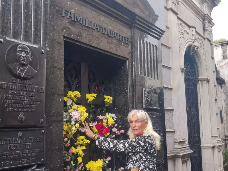 CABA: Mercedes Landa rindió homenaje a Eva Perón en la Recoleta