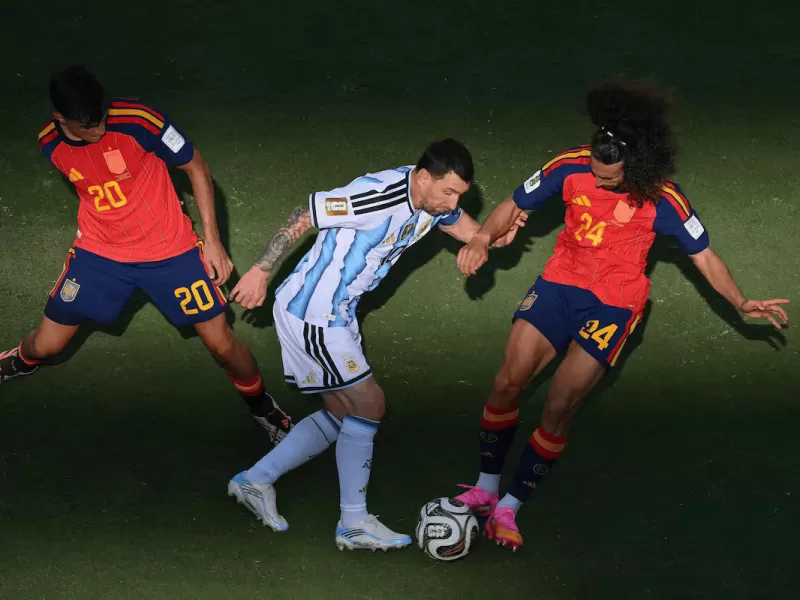 La Finalissima en el limbo: guerra de escritorios y problemas de calendario tras la final del Mundial