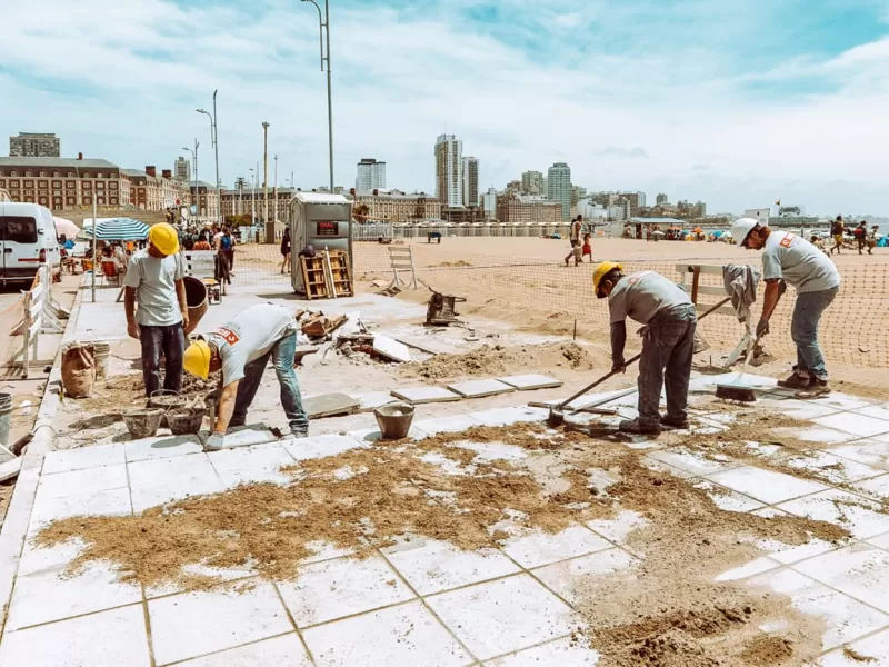 El Municipio de General Pueyrredón continúa con los trabajos de renovación del frente costero