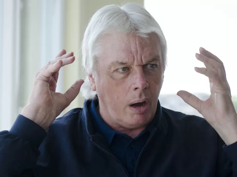 David Icke, el pol&eacute;mico brit&aacute;nico que convirti&oacute; la conspiraci&oacute;n en una batalla contra el pensamiento &uacute;nico