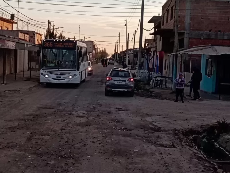 Moreno recibe cr&iacute;ticas por un operativo policial en una zona con pavimento y desag&uuml;es todav&iacute;a pendientes