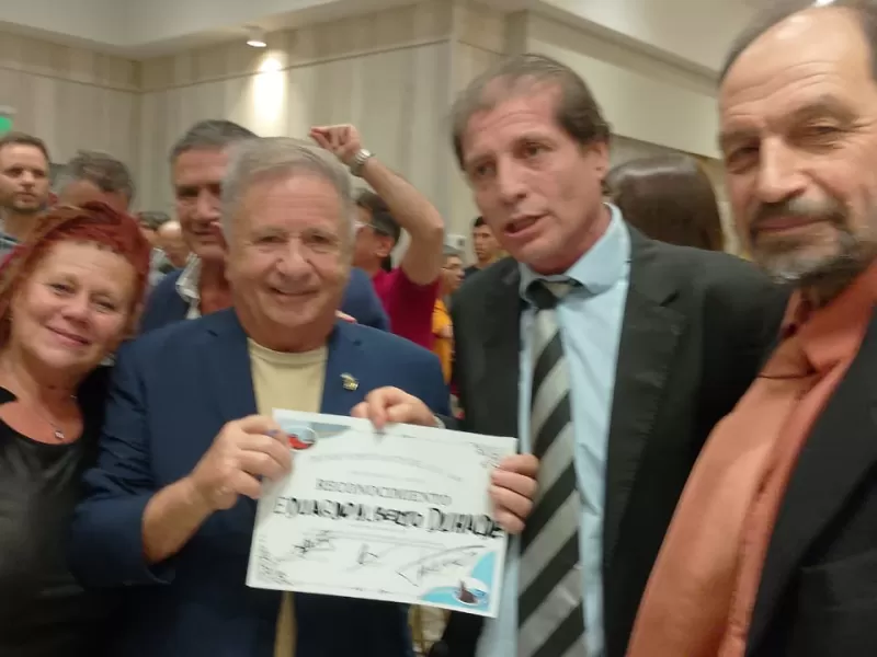 Mar del Plata rinde homenaje a Duhalde: reconocimiento en el Nuevo Ostende