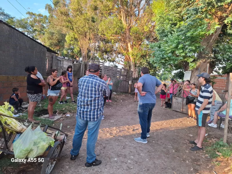 El dirigente Juan Manuel López recorrió los barrios de Mar del Plata para acercar alimentos y frazadas