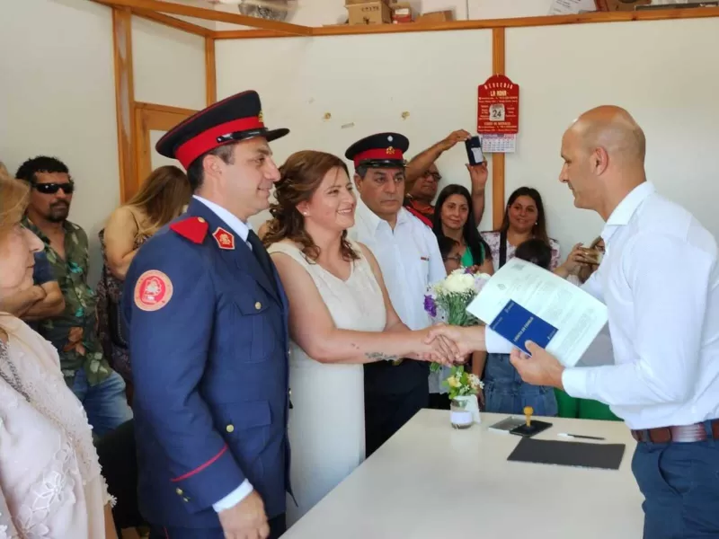 ¡Hasta las lágrimas! Hermoso casamiento de un bombero voluntario de General Rodríguez con su pareja