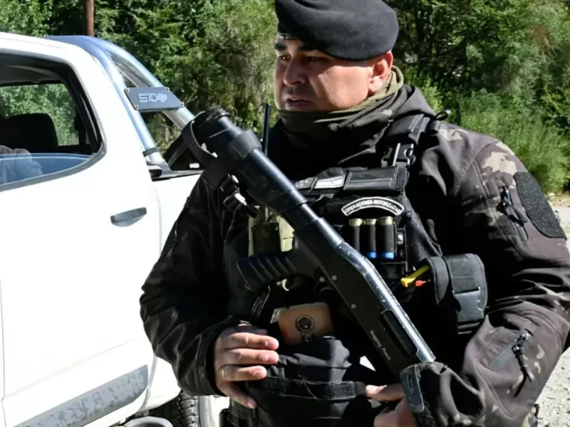Apartaron de la policía a un sargento que utilizó el trapo de Israel en su uniforme