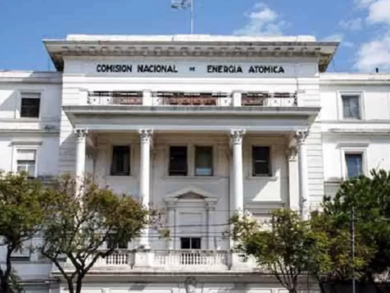 La plata de la reestructuraci&oacute;n: al jard&iacute;n de invierno, al pendrive de Adorni o a la Quinta de Olivos
