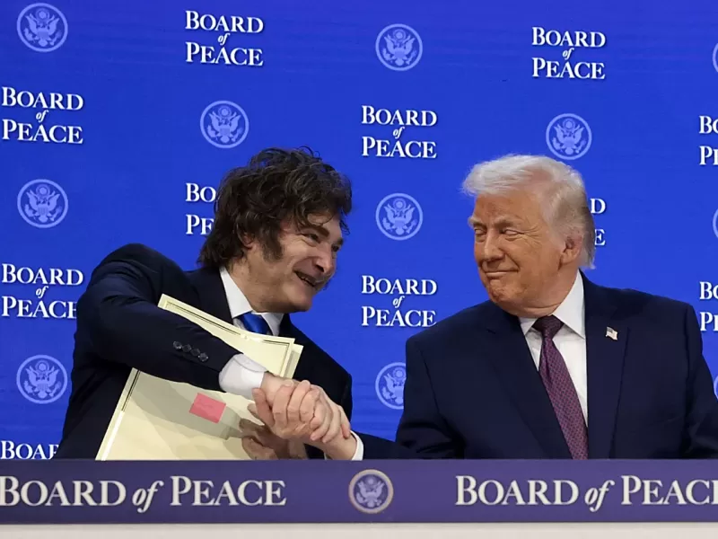 Cuando el patr&oacute;n manda y el alumno obedece: protesta marplatense contra Trump y Milei en el Puente de las Am&eacute;ricas