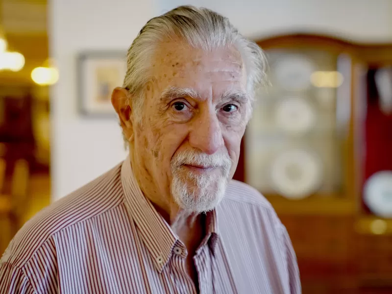 El hist&oacute;rico radical Storani sentenci&oacute; que "el Presidente canta en los teatros" y "persigue a los inmigrantes y nuestros pibes"