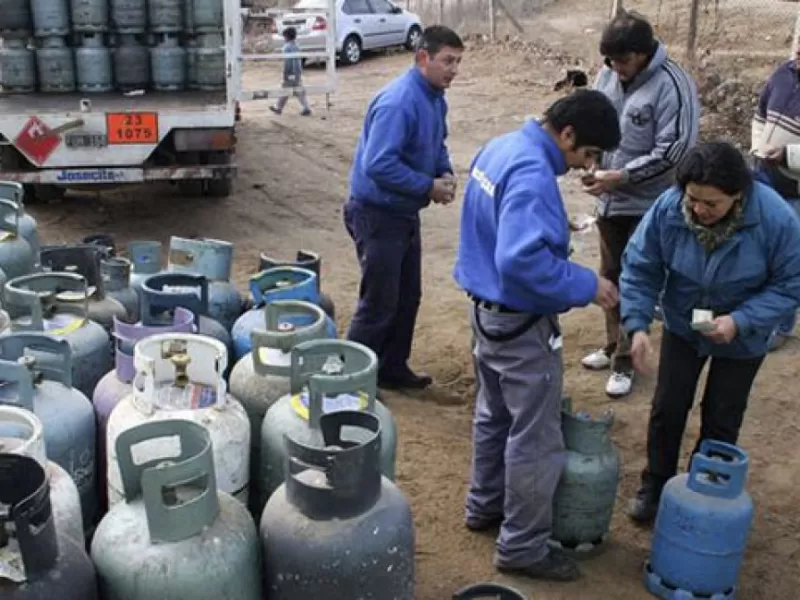 Tras la quita de referencia de "Precios Máximos", la garrafa se encareció 2 mil pesos en los barrios populares