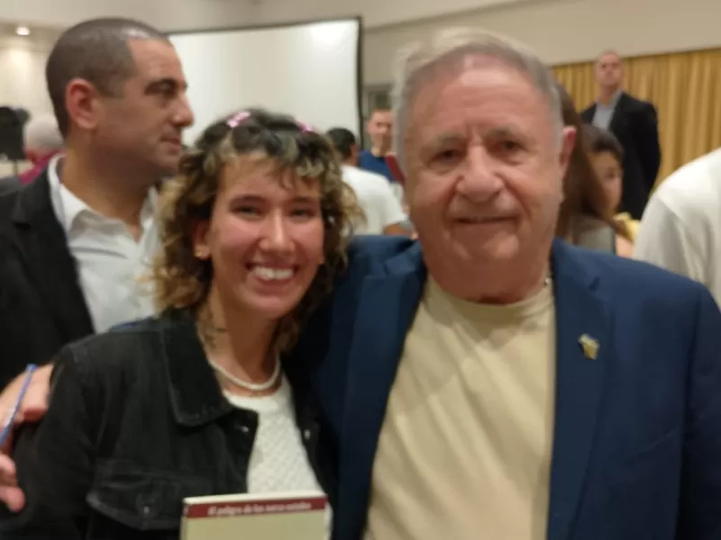 Mar del Plata rinde homenaje a Duhalde: reconocimiento en el Nuevo Ostende