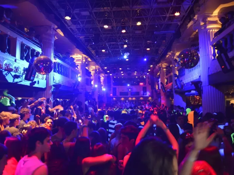 ¿Cuáles son las mejores opciones bailables para los egresados en Bariloche que ofrece Jungle Travel?