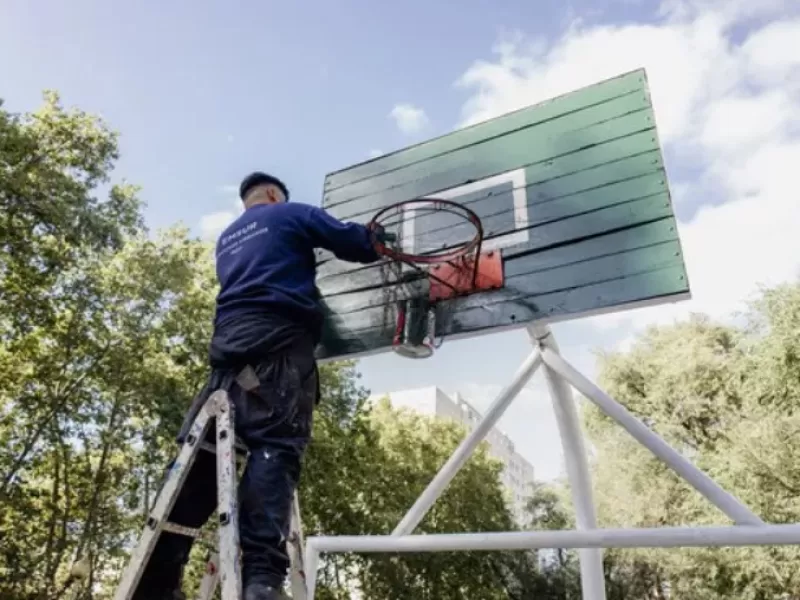 Renovaron la Plaza Peralta Ramos con trabajos de mantenimiento integral