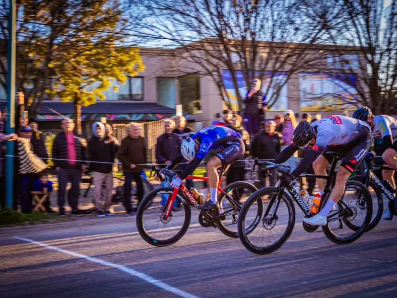 El Club de Empleados de Comercio volvi&oacute; a hacer historia y sum&oacute; su tercera victoria en el ciclismo