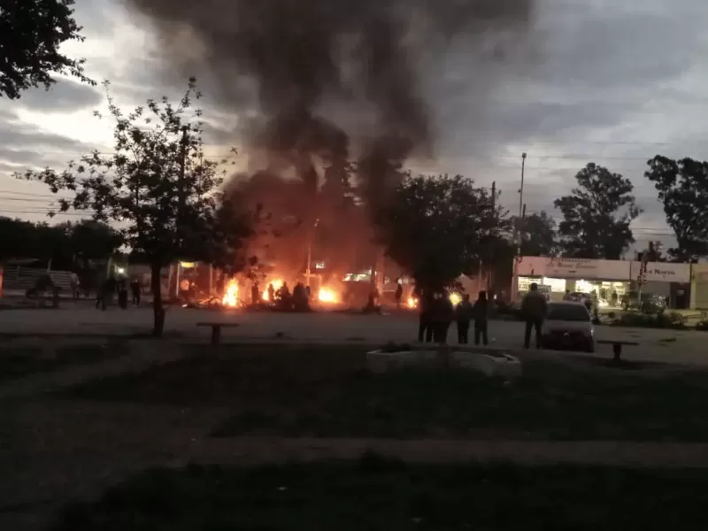 EDENOR no le devolvió la luz a Moreno y se iniciaron manifestaciones con incendios en distintos puntos del Municipio