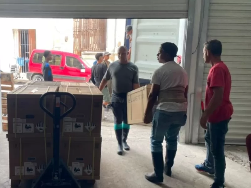 La solidaridad rompi&oacute; barreras y llev&oacute; hasta Cuba 45 sistemas solares pese a las dificultades para concretar el env&iacute;o