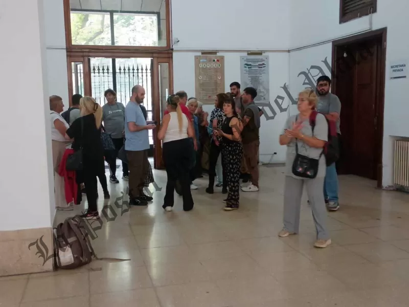 Mar del Plata al límite: vecinos coparon la Vieja Terminal y el Municipio contra la inseguridad y apuntaron a Neme