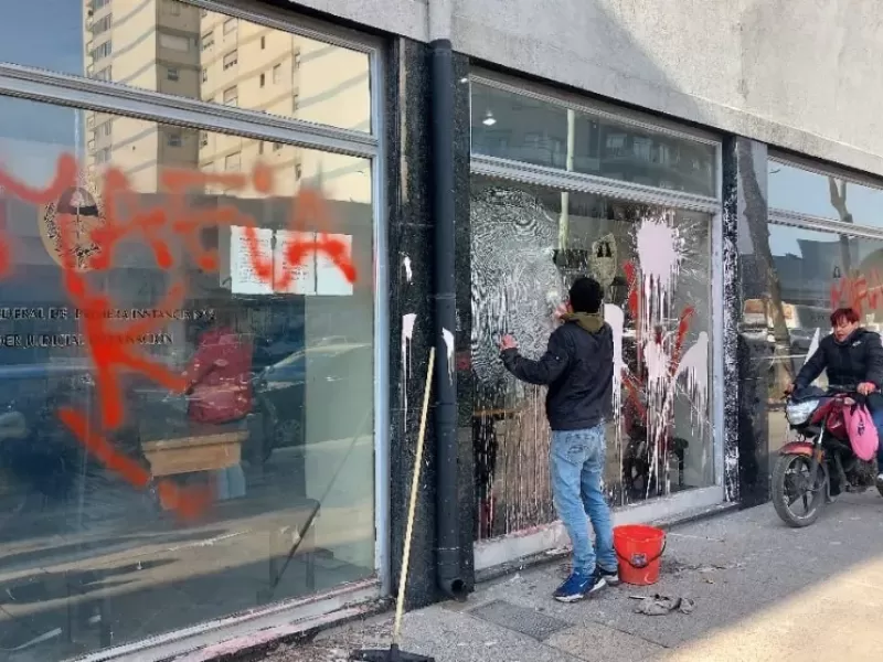 ¡Vandalismo en la fachada de los Tribunales Federales de Mar del Plata vinculado a la condena de Cristina Fernández de Kirchner!