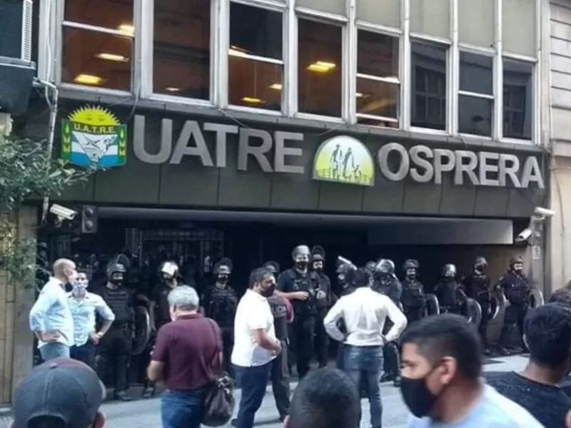 Sin aumentos y con incertidumbre, el personal qued&oacute; atrapado en la crisis de la obra social