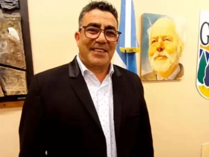 El concejal geselino Vivas pide la cabeza de Pareja y festeja la victoria de Adorni en CABA: "Simplemente Santiago"
