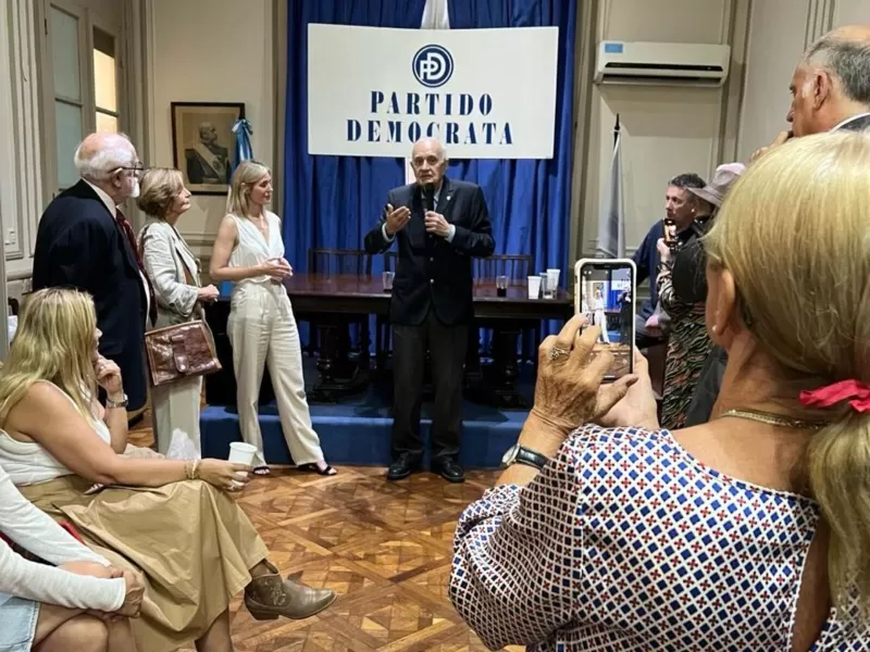 &iexcl;UNIR, dem&oacute;cratas, republicanos y conservadores juntos en un brindis!