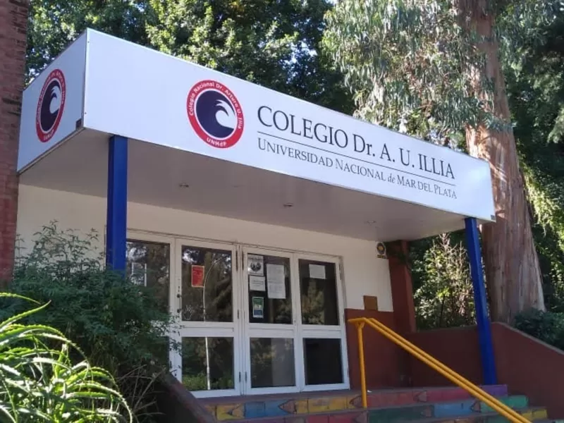 Denuncian al Colegio Nacional "Doctor Arturo Illia" de Mar del Plata por aplicar ideología de género en adolescentes