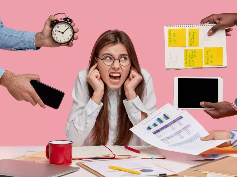 ¡Recortes! Quiénes conservan su trabajo terminan cubriendo las tareas de sus ex compañeros