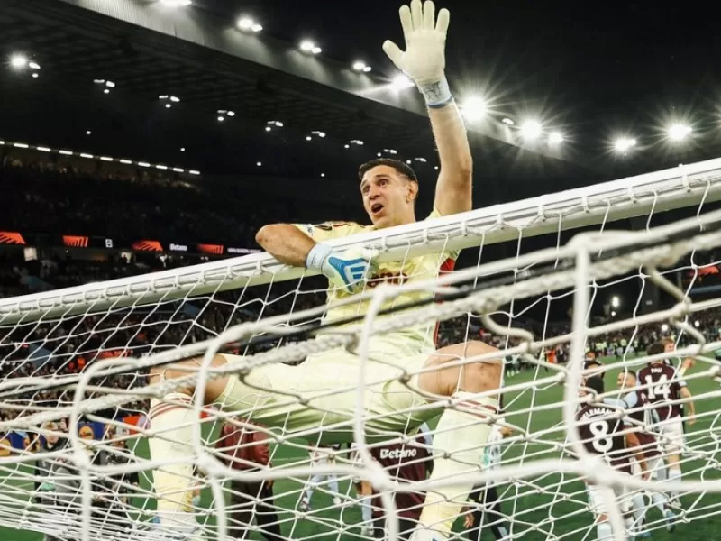 Emiliano Mart&iacute;nez sufri&oacute; una fractura y llegar&iacute;a con lo justo al debut de Argentina en el Mundial