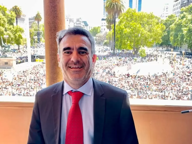 Matías De Urraza, el "foráneo" bonaerense que coloniza la Quinta pero coquetea con el kirchnerismo en la Octava