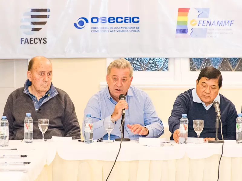 Gremios debatieron en la ciudad sobre despidos, ca&iacute;da salarial y crisis en el comercio