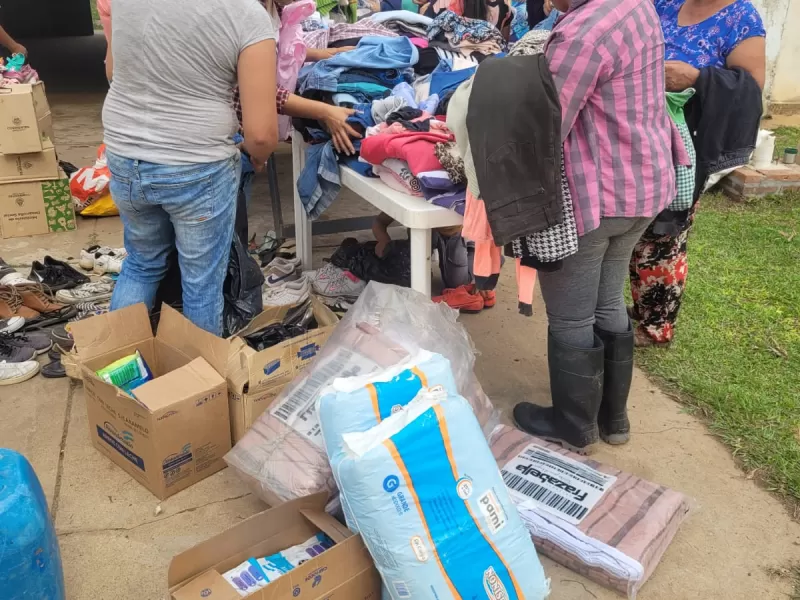 La modelo correntina Carolyn Chávez entregó las primeras donaciones para las familias víctimas en Colonia Tacuaní de las inundaciones