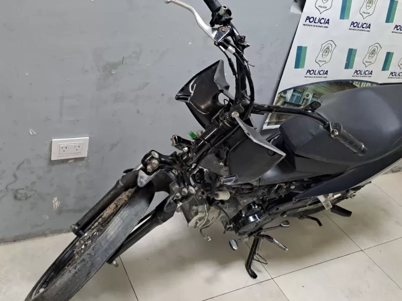Un menor cayó por chocar en una moto robada en La Plata