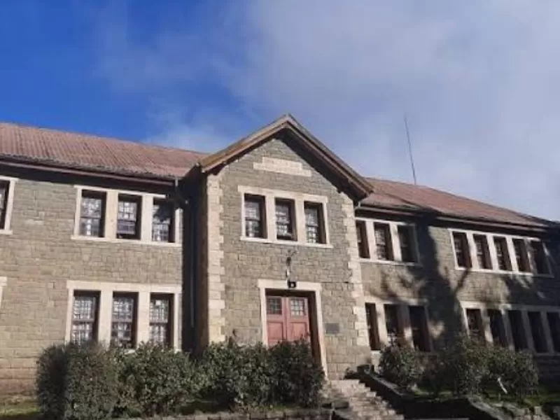 R&iacute;o Negro: familias de la Escuela 16 de Bariloche esperan obras mientras Provincia y Municipio se pelean