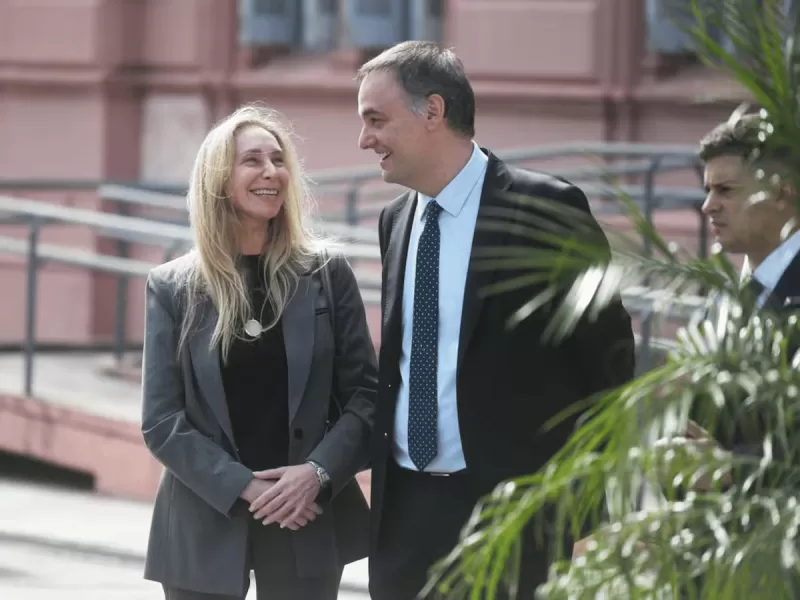 &iquest;Sonr&iacute;e la corrupci&oacute;n? Denuncian a Adorni y Karina Milei por una presunta trama de d&oacute;lares en negro y favores VIP