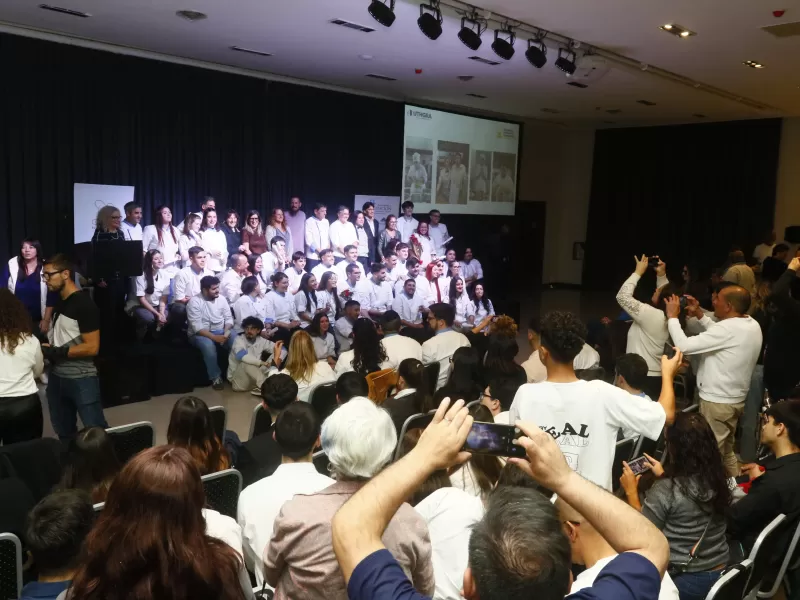 Egresaron más de 200 alumnos de la Escuela de Hotelería y Gastronomía de UTHGRA Mar del Plata