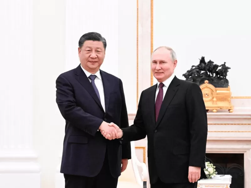 Rusia con el apoyo de China acosa a Ucrania