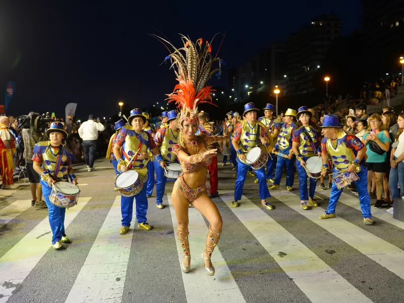El Festival Flama y una jornada a puro Carnaval en las escalinatas de Playa Grande
