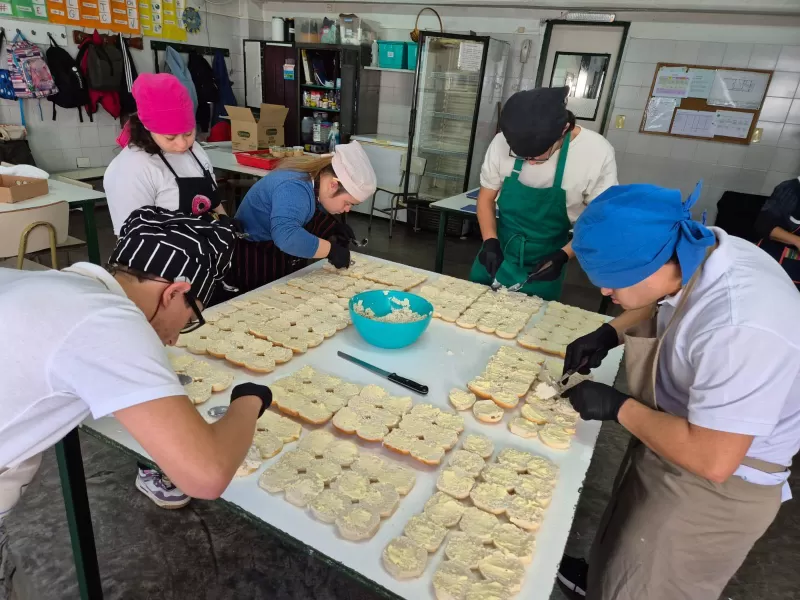 Consejo Escolar impulsa "Buffet Prácticas Profesionalizantes" para estudiantes con discapacidad y de formación laboral en Mar del Plata