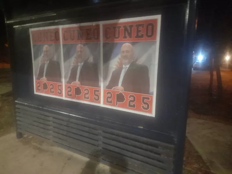 ¡Aparecen carteles de Cúneo en toda la provincia y desatan interrogantes!