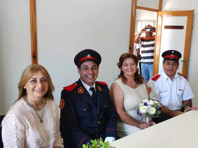 ¡Hasta las lágrimas! Hermoso casamiento de un bombero voluntario de General Rodríguez con su pareja