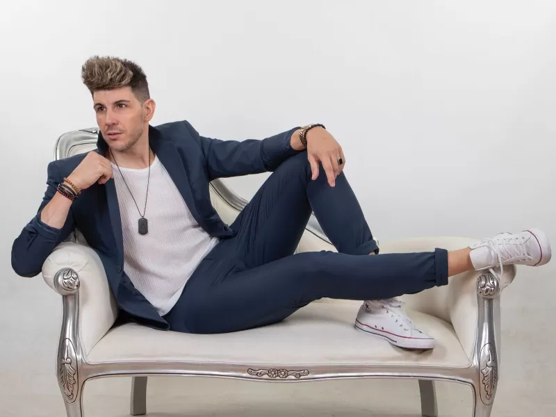 Rub&eacute;n Alegr&iacute;a, la nueva joya del pop espa&ntilde;ol reconocida por Billboard