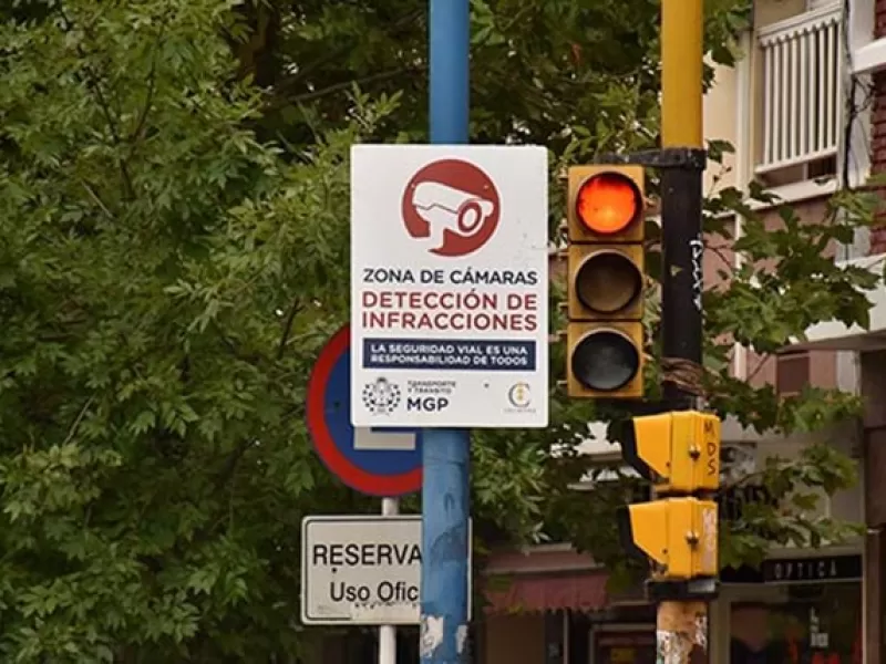 El sistema de fotomultas enfrenta cuestionamientos legales y políticos