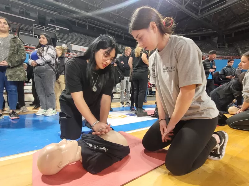 Se realiza capacitación gratuita en RCP, DEA y primeros auxilios en Mar del Plata