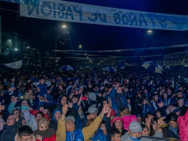 Los hinchas de Alvarado celebraron los 97 años del club a puro festejo popular