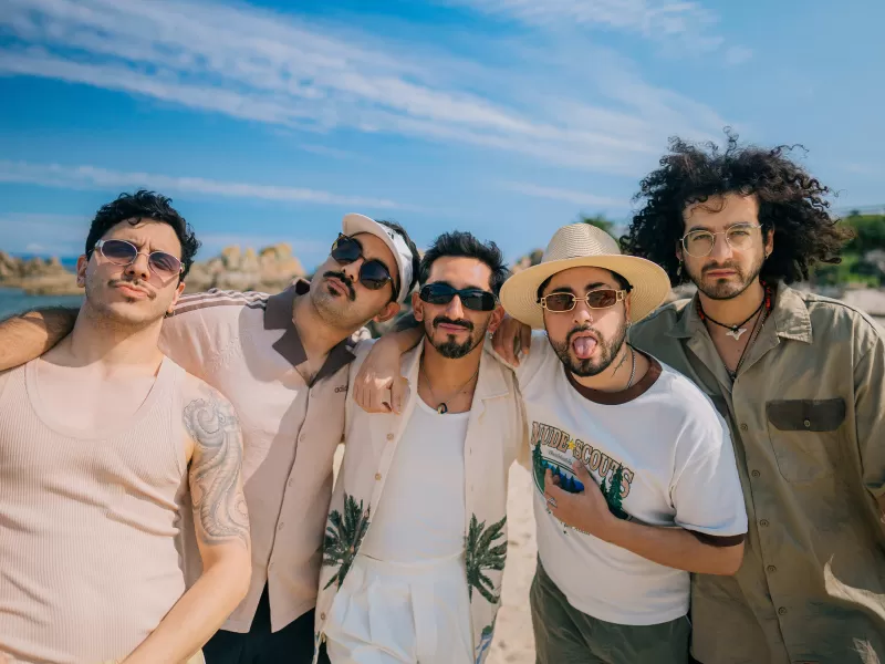 Gauchito Club enciende un fiestón en el Teatro Ópera de La Plata