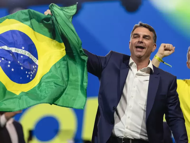 Fl&aacute;vio Bolsonaro da el golpe sobre la mesa en Brasil y queda a un paso del Palacio del Planalto